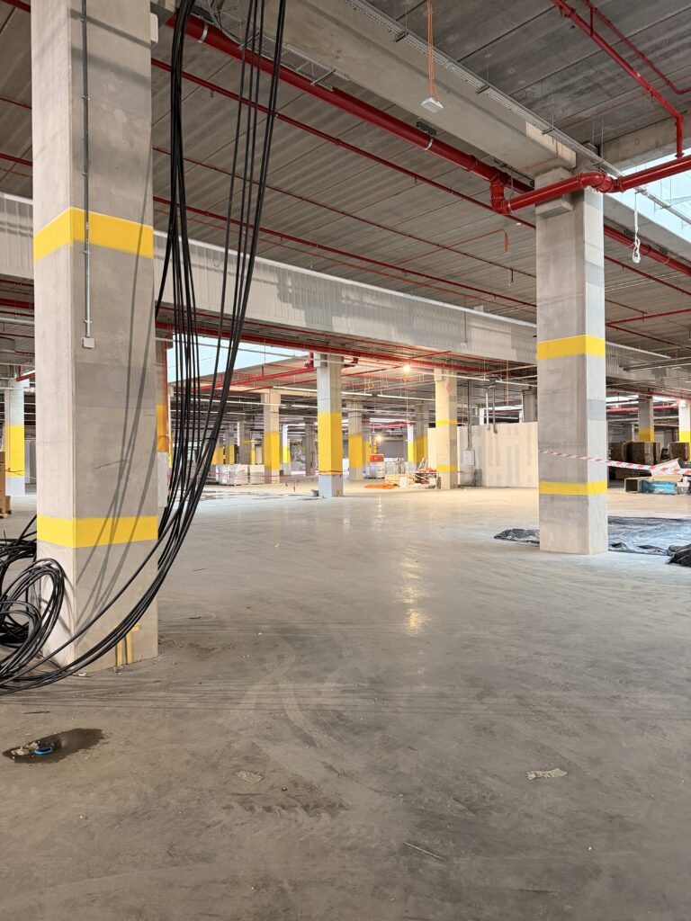 Gorzyczki, Polska — Prace przy instalacji elektrycznej w obiekcie.